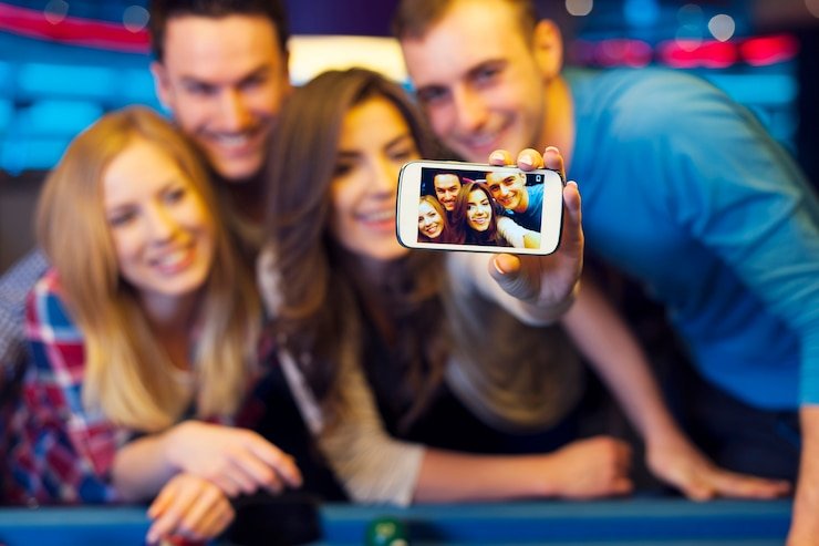 Aplikasi mobile hoki 99 untuk Android menampilkan menu utama dan pilihan permainan